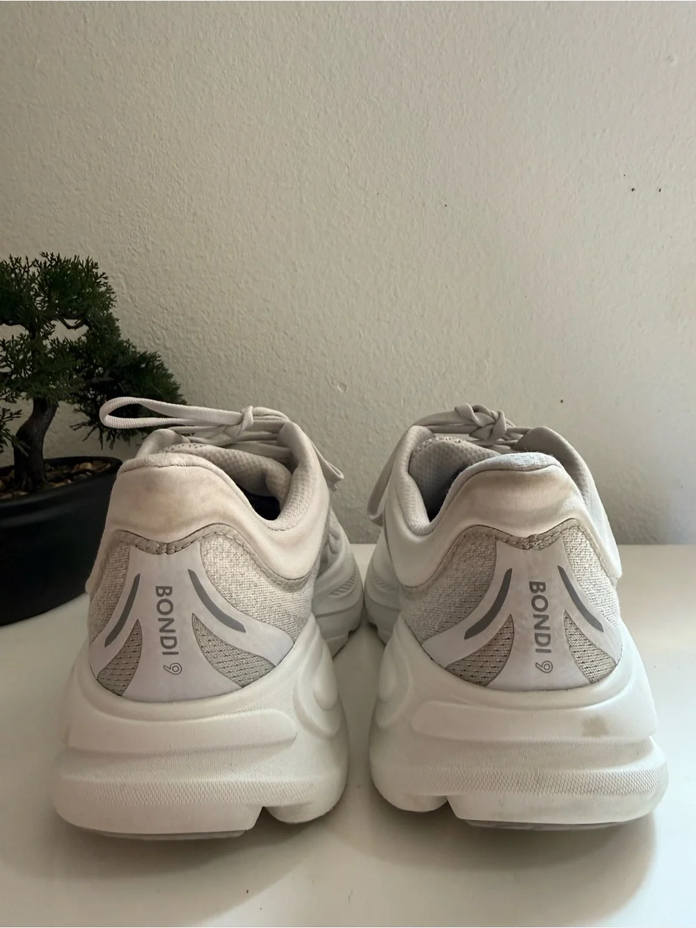 Hoka Bondi 9 Women size 10.5 Sneakers in kitty gray with Gray Logo